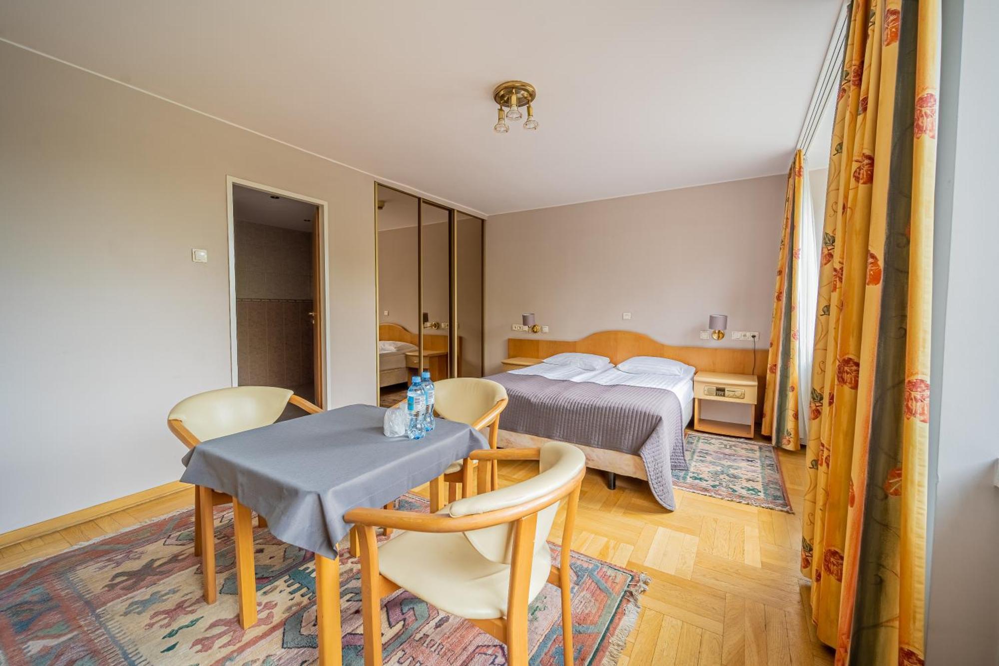 Hotel Mazowiecki Lodz Экстерьер фото