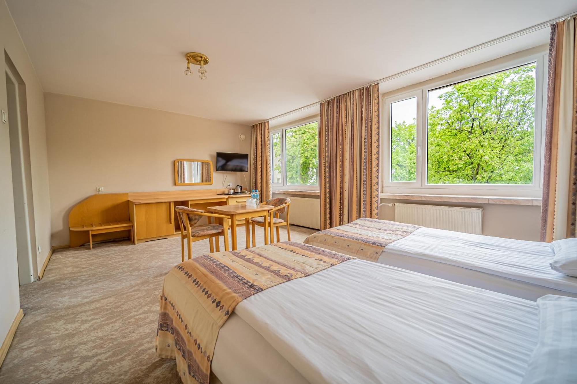 Hotel Mazowiecki Lodz Экстерьер фото