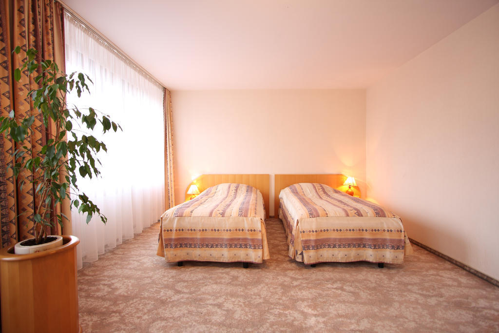 Hotel Mazowiecki Lodz Экстерьер фото